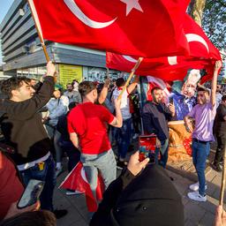 Turkse Nederlanders vieren met vlaggen en getoeter de Turkse verkiezingsuitslag