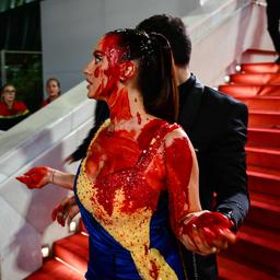 Video | Vrouw giet nepbloed over zichzelf op rode loper van Cannes