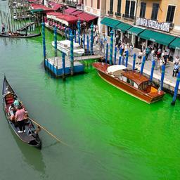 Water in kanaal Venetië kleurt ineens felgroen: politie stelt onderzoek in