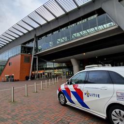 Zes tieners vast voor mishandelen en op spoor duwen persoon bij Bijlmer Arena
