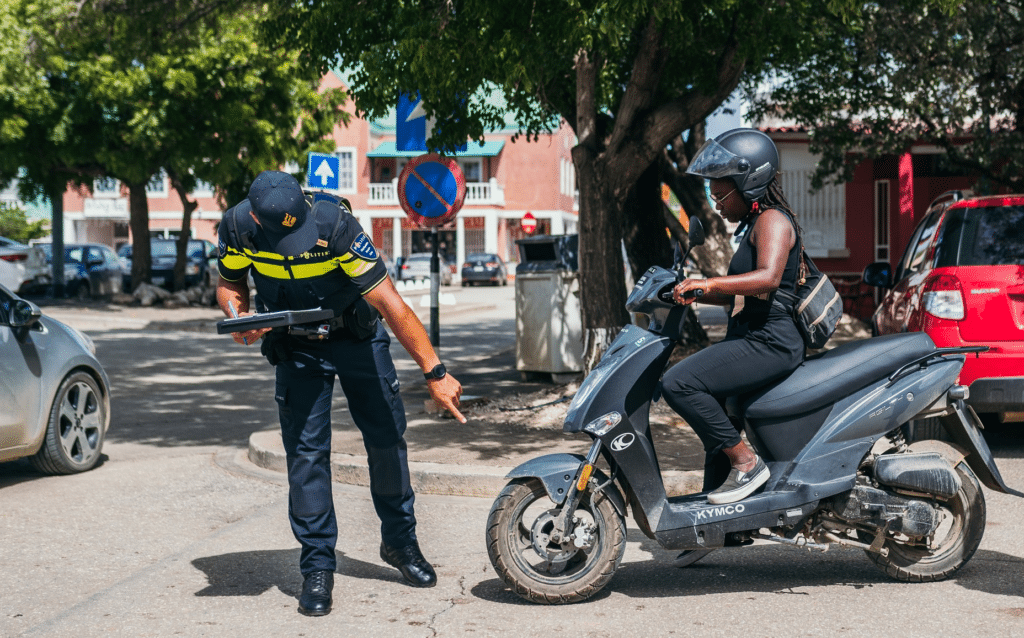 Politie Bonaire houdt scootercontrole