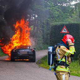 Video | Brandweer blust peperdure Ferrari in Blaricum