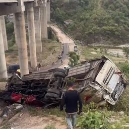 Video | Bus ligt op de kop in Himalaya na dodelijke val van brug