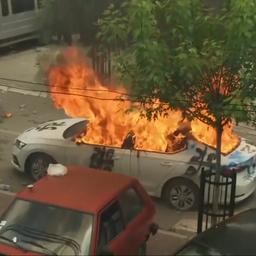 Video | Explosies en opstootjes bij gemeentehuizen door spanningen in Kosovo