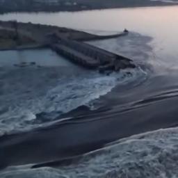 Grote dam bij Kherson stort verder in, noodtoestand vanwege overstromingen