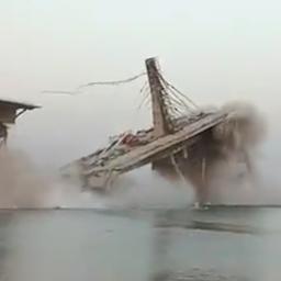 Video | Indiase brug in aanbouw stort opnieuw in Ganges