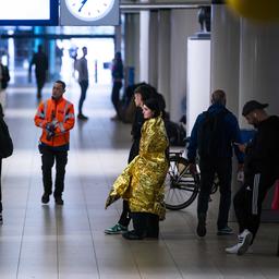 Maandagochtend geen treinen in en rond Amsterdam, veel reizigers gestrand