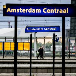Maandagochtend nog geen treinverkeer rond Amsterdam, NS zegt: stel reis uit