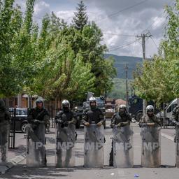 NAVO stuurt zeker 700 extra militairen naar Kosovo na gewonde vredessoldaten