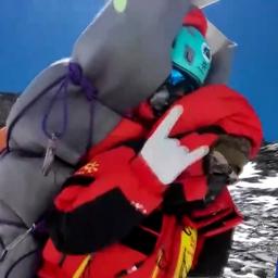 Video | Nepalese gids tilt onderkoelde klimmer op rug Mount Everest af