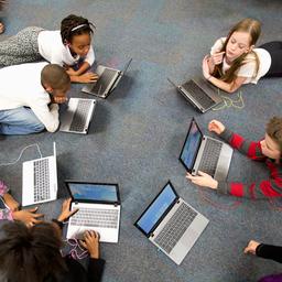 Onderwijskoepels: Maak laptops gratis en schaf vrijwillige ouderbijdrage af