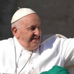 Paus Franciscus wacht buikoperatie en moet enkele dagen in ziekenhuis blijven