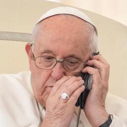 Paus moet kleine week herstellen na buikoperatie zonder complicaties