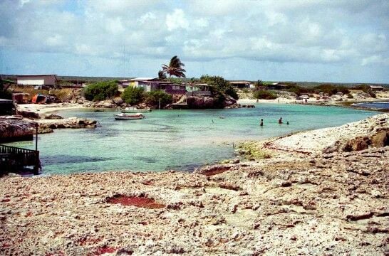 Dode, vastgebonden man gevonden in zee bij Playa Kanoa