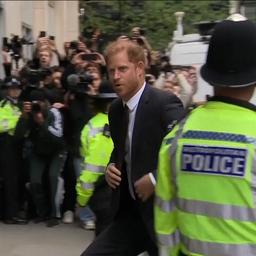 Video | Prins Harry arriveert bij rechtbank voor getuigenis tegen tabloids