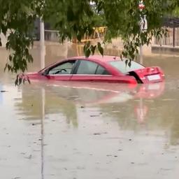 Video | Ziekenhuizen en metrostations overstroomd na hevige regenval in Madrid