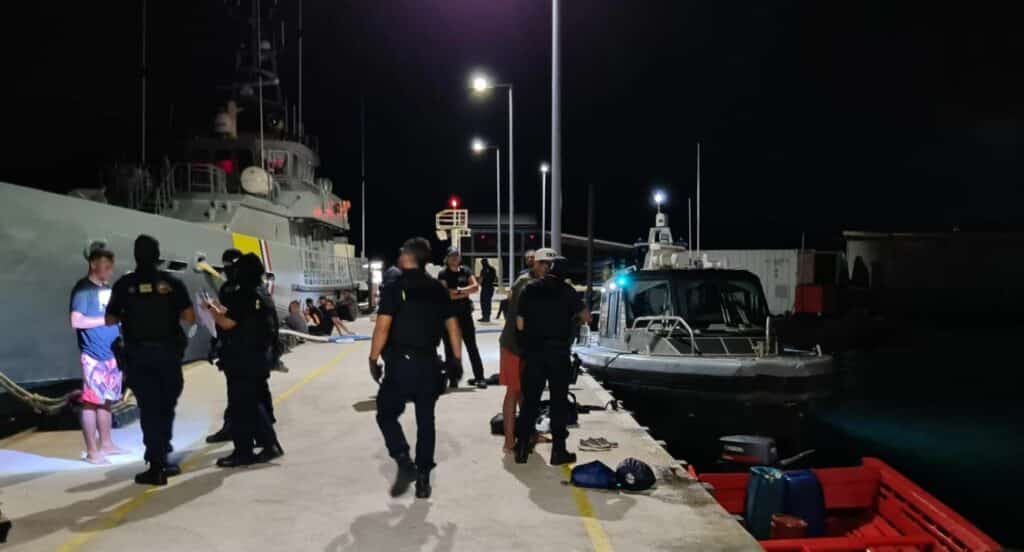 Kustwacht Aruba houdt verdachten aan en neemt illegaal visgerei in beslag