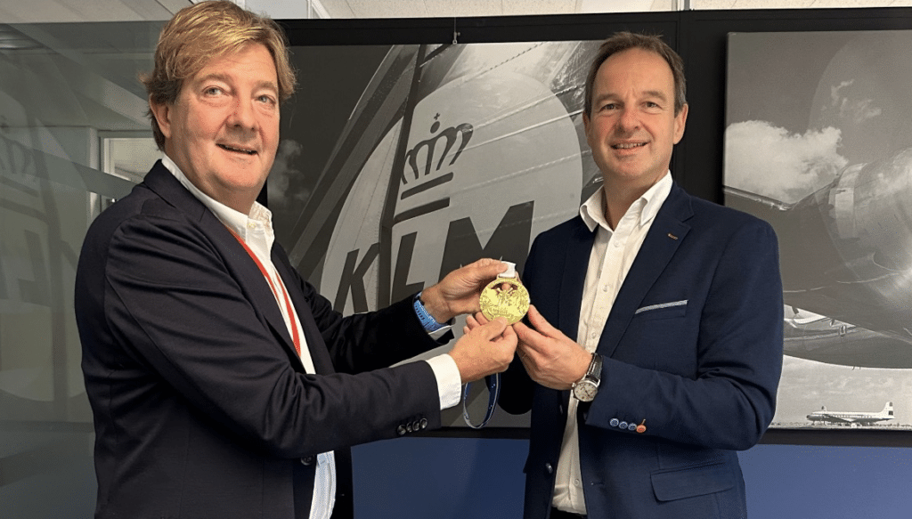 Directeur KLM Nederland ontvangt eerste medaille ter ere van 10e KLM Curaçao Marathon