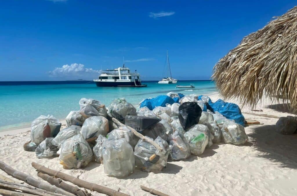 Ruim 200 zakken afval vol op Klein Curaçao