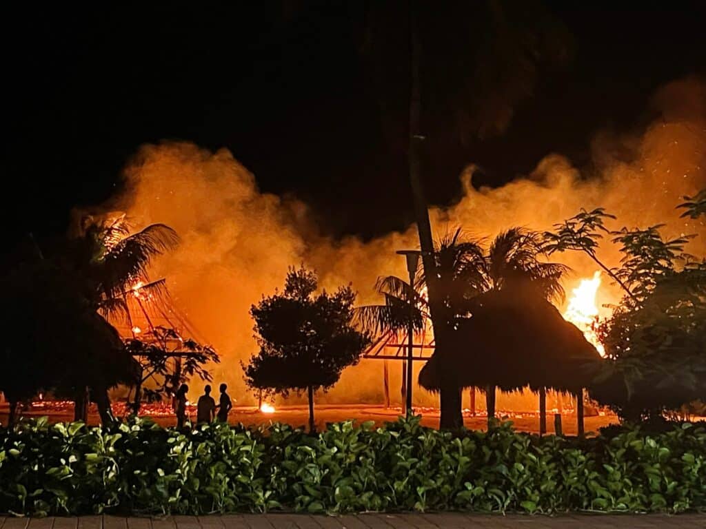 Drie palapa’s in brand op nieuwe strand Marie Pampoen