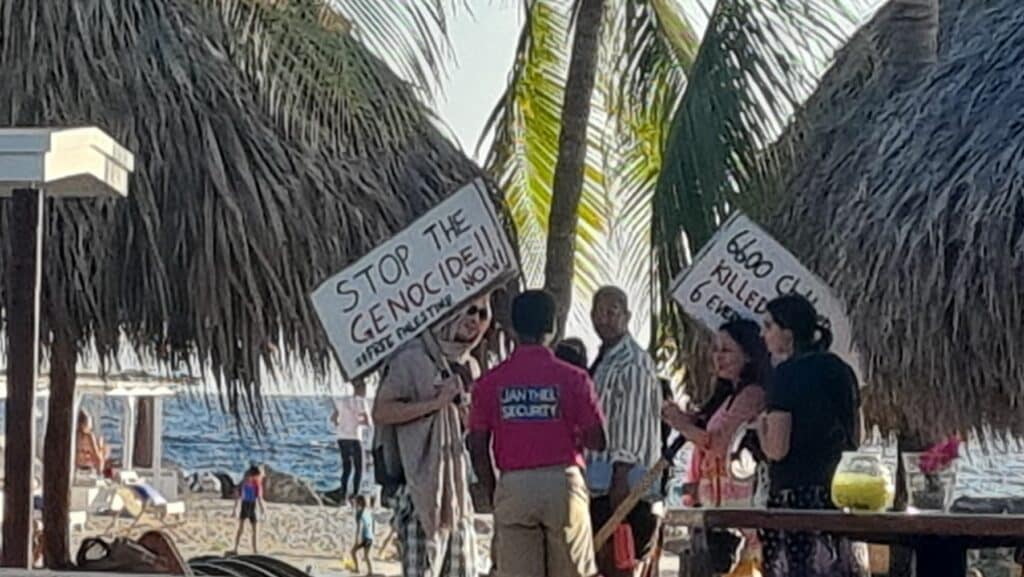 Groep mensen met anti-Israël protestborden zorgt voor onrust op strand Jan Thiel