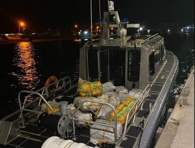 Kustwacht en KPA onderscheppen boot met verdachte pakketten 