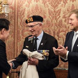 Video | Koning en Zuid-Koreaanse president eren veteranen in Amsterdam