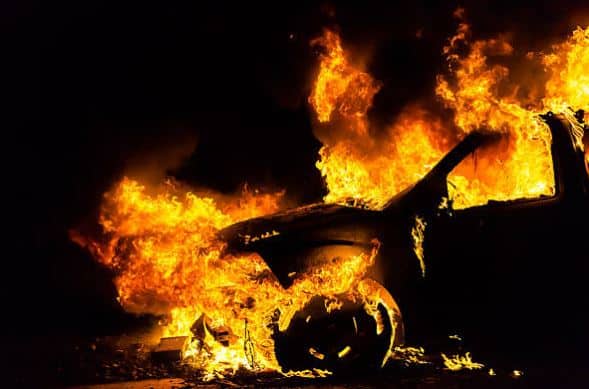 Auto van recherche op Bonaire volledig uitgebrand