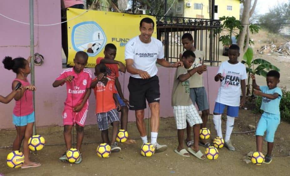 Remko Bicentini doneert sport- en schoolspullen aan kinderen