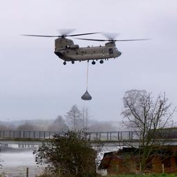 Video | Chinook-helikopters helpen bij opbouw nooddam Maastricht