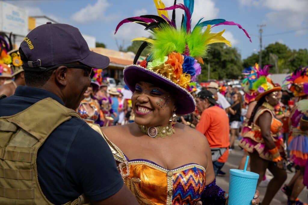 Curaçaose militairen ondersteunen carnaval voor veiligheid