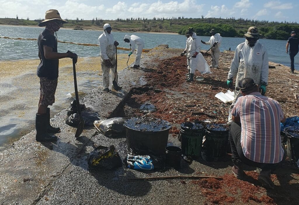 Militairen helpen met opruimen olie op Bonaire