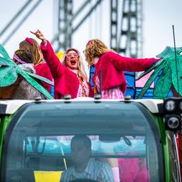 In beeld | Timmermans in polonaise en verkleedpartijen: Nederland viert carnaval