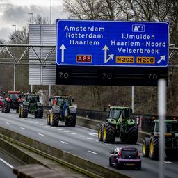 Trekkers rijden tijdens protest onder politiebegeleiding over A22 naar Haarlem