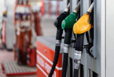Prijs benzine stijgt behoorlijk, dieselprijs zakt