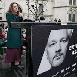 Britse Hoge Hof stelt uitlevering Assange uit, VS moet eerlijk proces garanderen