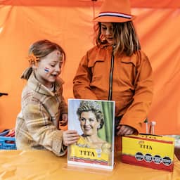 Live Koningsdag | Eerste Oranjefans al in Emmen, vrijmarkten komen op toeren