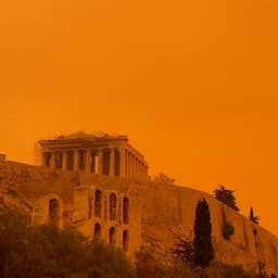 Video | Lucht boven Zuid-Griekenland kleurt feloranje door Saharastof