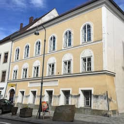 Vier Duitsers opgepakt die Adolf Hitler herdachten bij geboortehuis in Oostenrijk