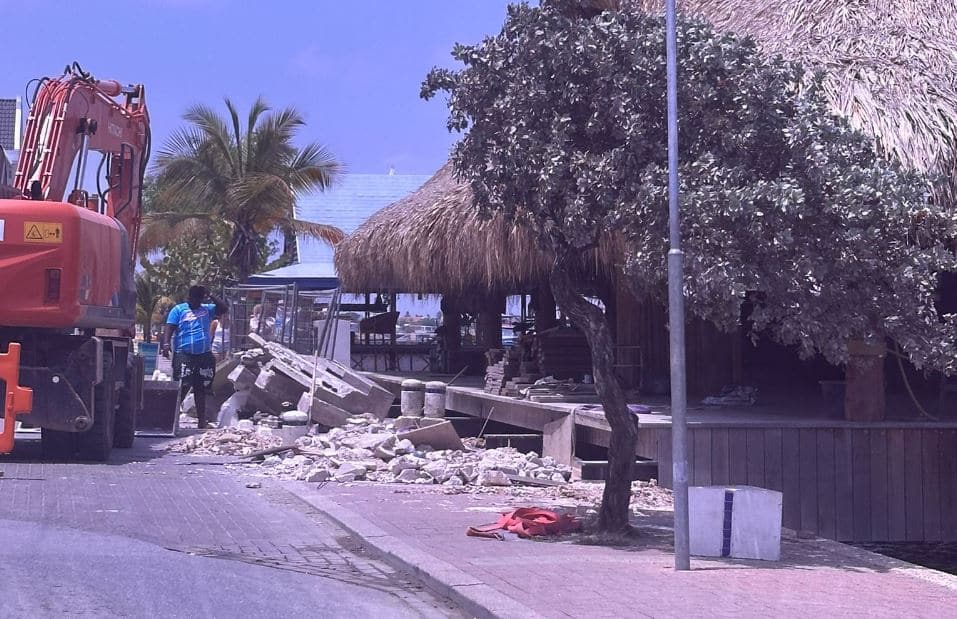 Trap bij bar Bonaire gesloopt vanwege ontbrekende vergunning