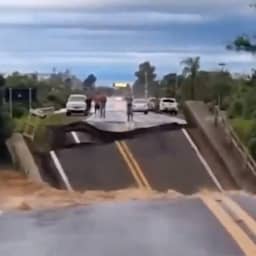 Video | Braziliaan stapt net op tijd achteruit als brug wegspoelt