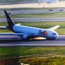 Video | Vliegtuig maakt buikschuiver door probleem met landingsgestel