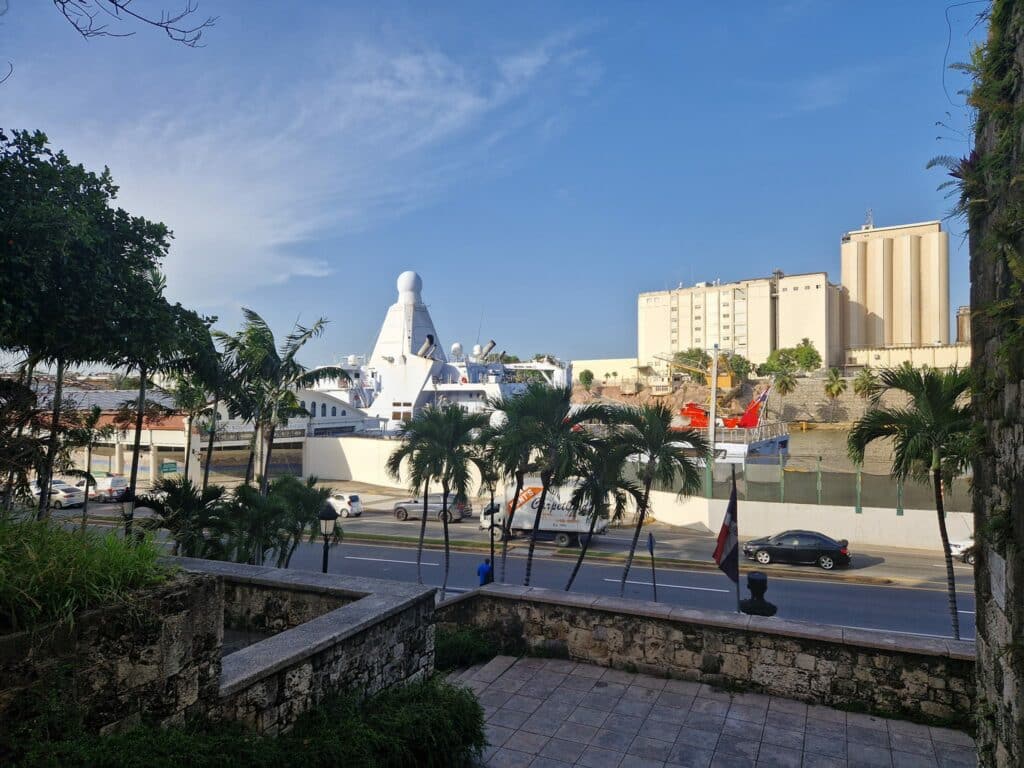 Zr.Ms. Groningen brengt bezoek aan Santo Domingo voor versterken banden